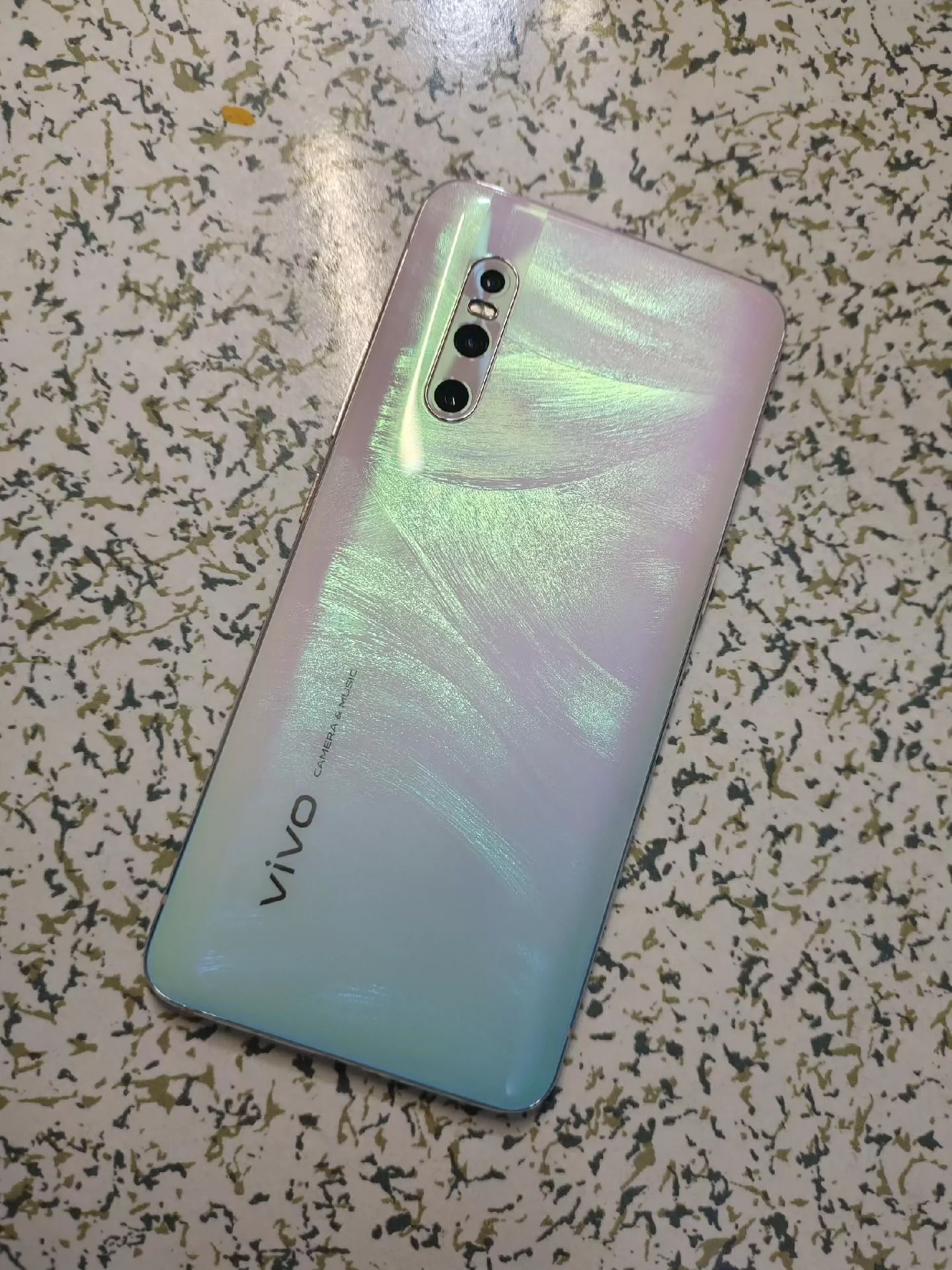 更靓更绝的vivoX27 8+128版本的，超超美的印象夏日配色，很绝的颜值！绝对的原装，无拆无修的机器，原装屏幕可以录入屏幕指纹，摄像头可以正常升起的哦，后盖